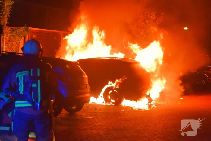 Flinke voertuigbrand in woonwijk