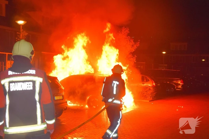 Flinke voertuigbrand in woonwijk