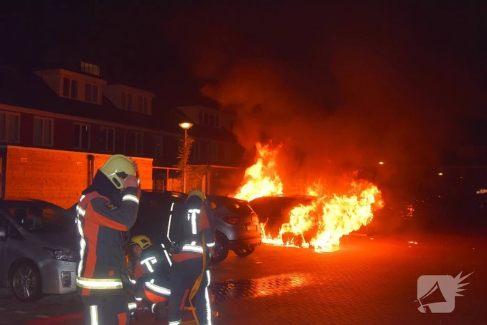 Flinke voertuigbrand in woonwijk