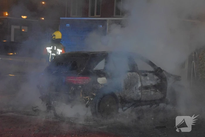 Flinke voertuigbrand in woonwijk
