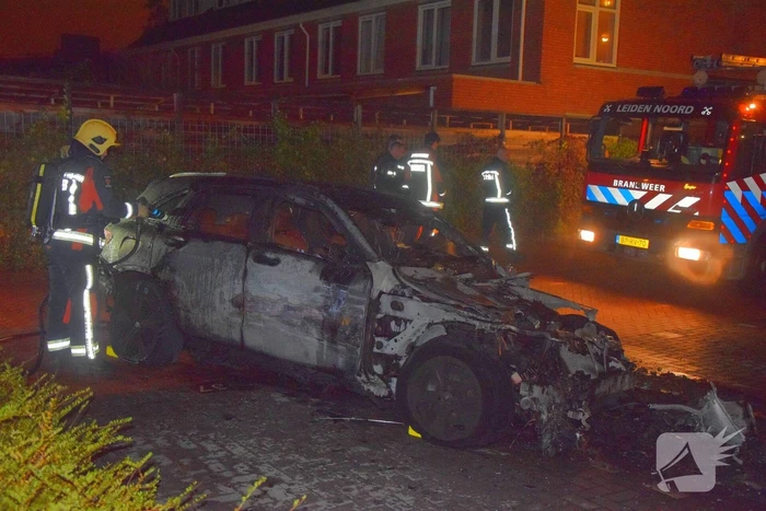Flinke voertuigbrand in woonwijk