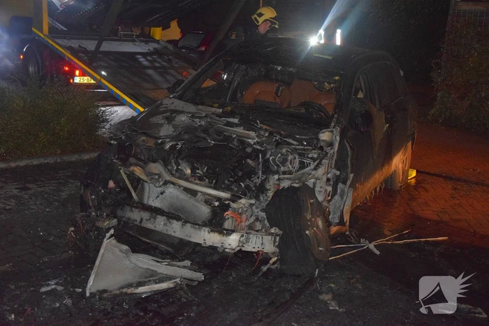 Flinke voertuigbrand in woonwijk