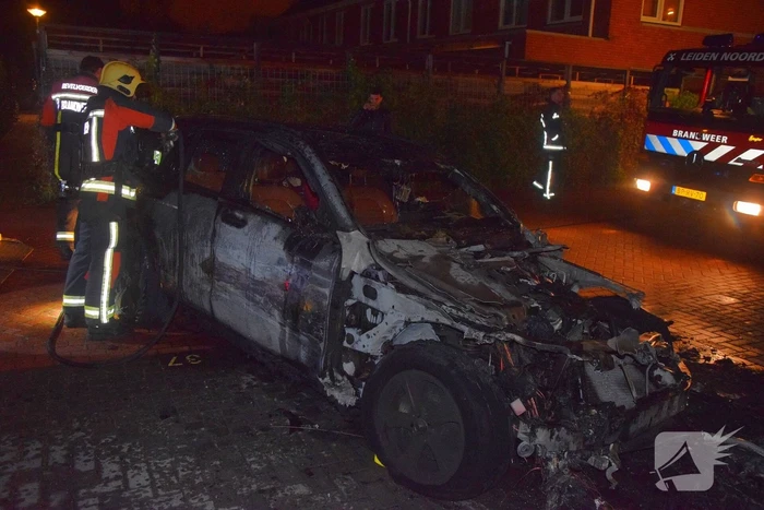 Flinke voertuigbrand in woonwijk