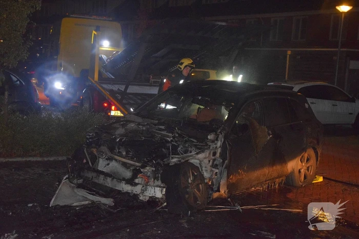 Flinke voertuigbrand in woonwijk