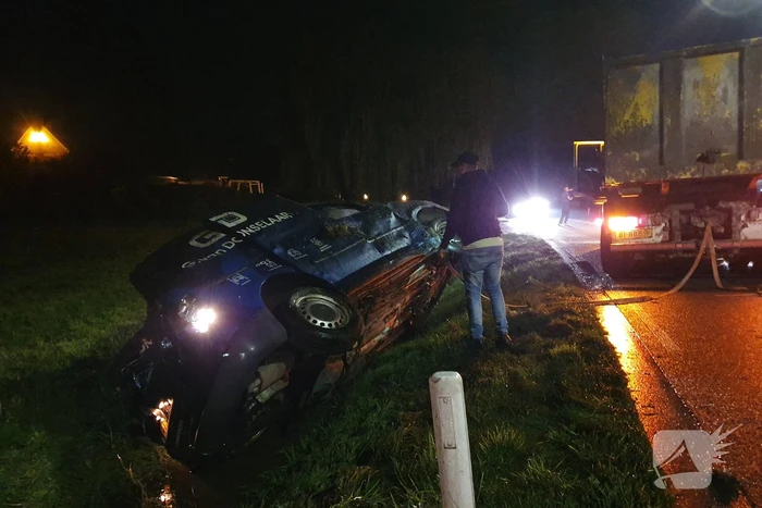 Auto slaat over de kop en belandt in de sloot