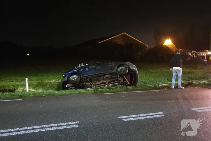 Auto slaat over de kop en belandt in de sloot