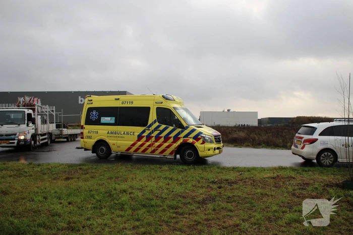 Bestuurder klimt op dak van te water geraakte auto