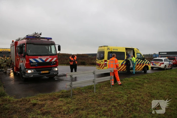 Bestuurder klimt op dak van te water geraakte auto