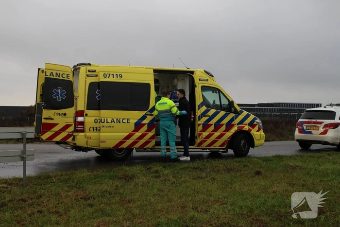 Bestuurder klimt op dak van te water geraakte auto