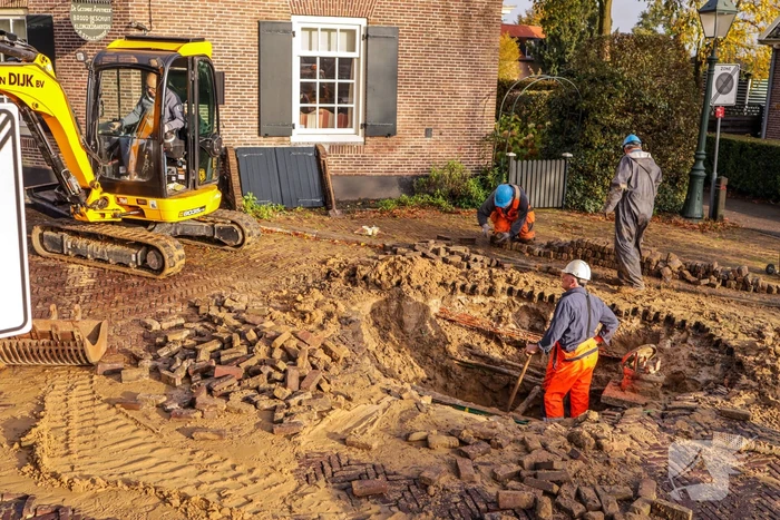 Auto's glijden in sinkhole bij waterleidingbreuk