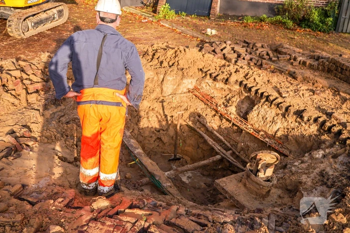 Auto's glijden in sinkhole bij waterleidingbreuk
