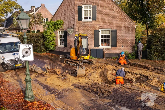 Auto's glijden in sinkhole bij waterleidingbreuk