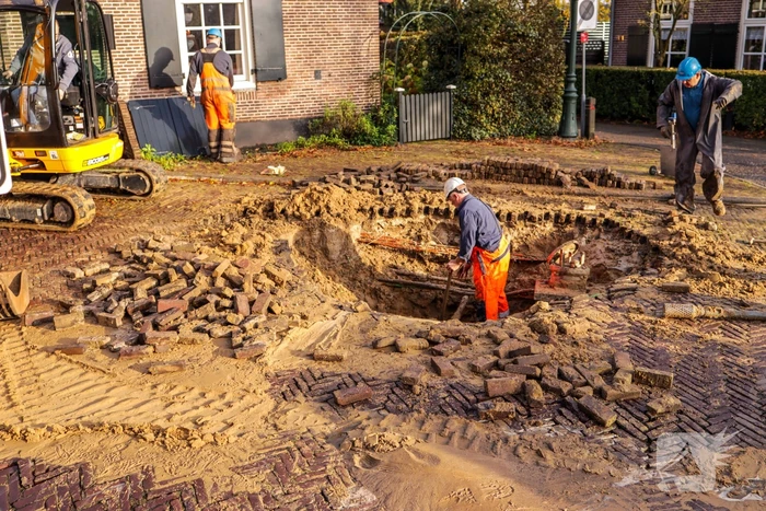 Auto's glijden in sinkhole bij waterleidingbreuk