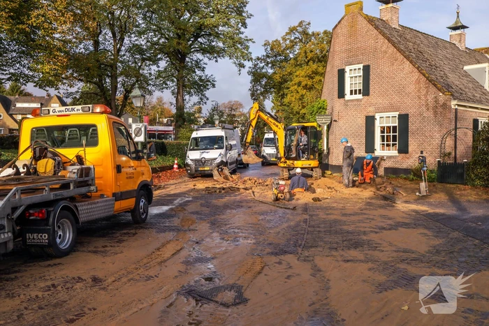 Auto's glijden in sinkhole bij waterleidingbreuk