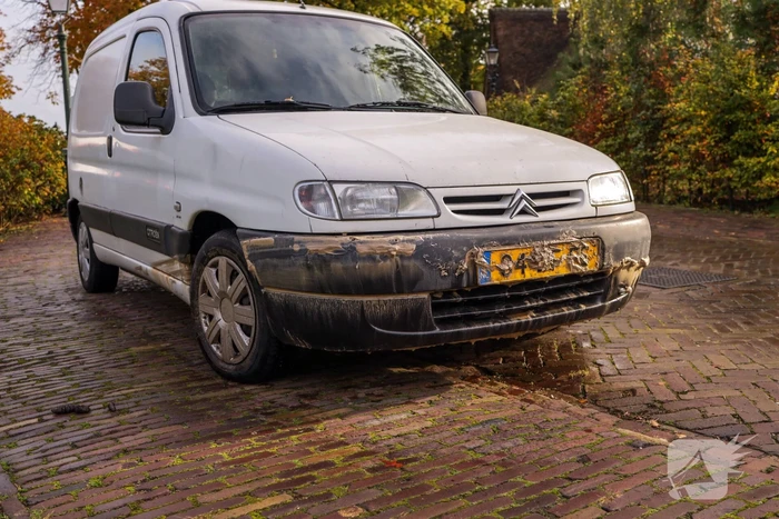 Auto's glijden in sinkhole bij waterleidingbreuk