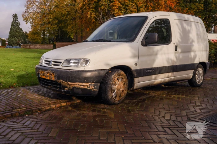 Auto's glijden in sinkhole bij waterleidingbreuk