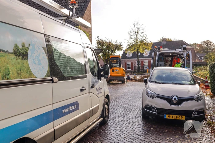 Auto's glijden in sinkhole bij waterleidingbreuk