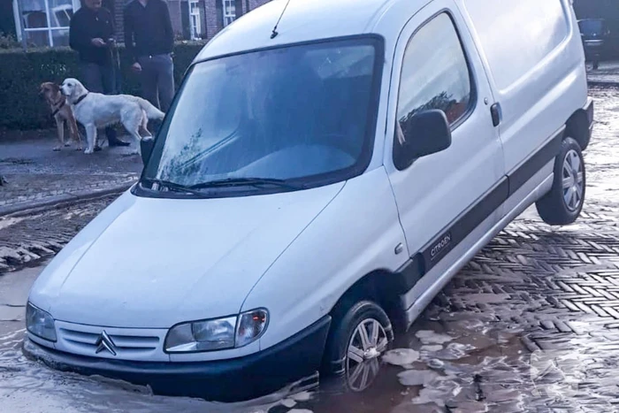 Auto's glijden in sinkhole bij waterleidingbreuk