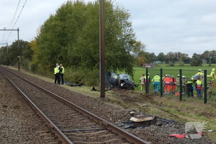 Trein botst op auto bij spoorwegovergang