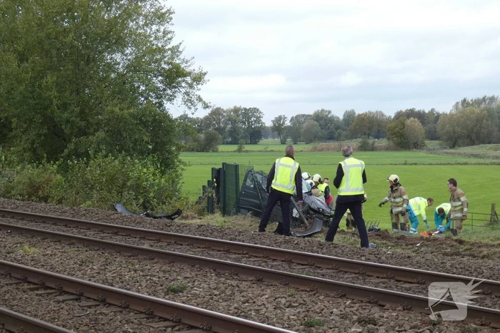 Trein botst op auto bij spoorwegovergang