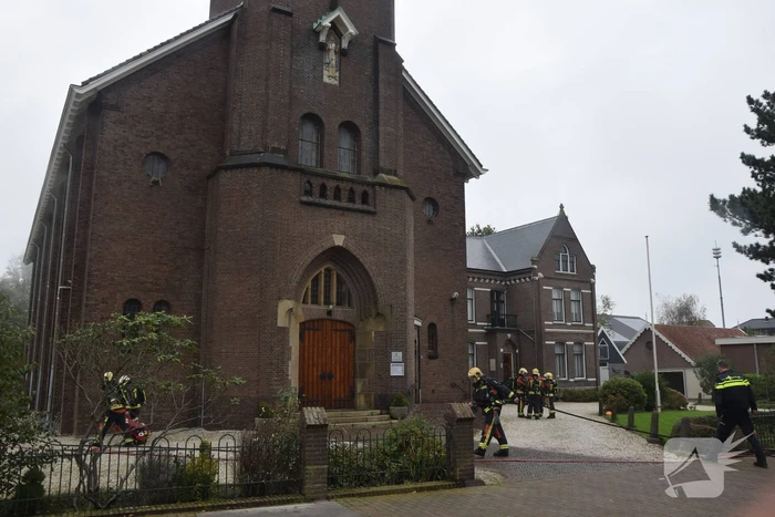 Dak van kerk vat vlam bij werkzaamheden