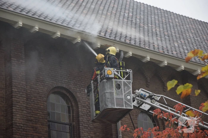 Dak van kerk vat vlam bij werkzaamheden