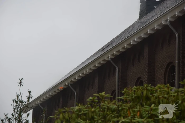 Dak van kerk vat vlam bij werkzaamheden
