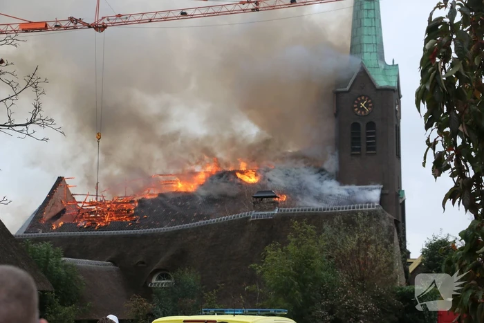 Dak van kerk vat vlam bij werkzaamheden