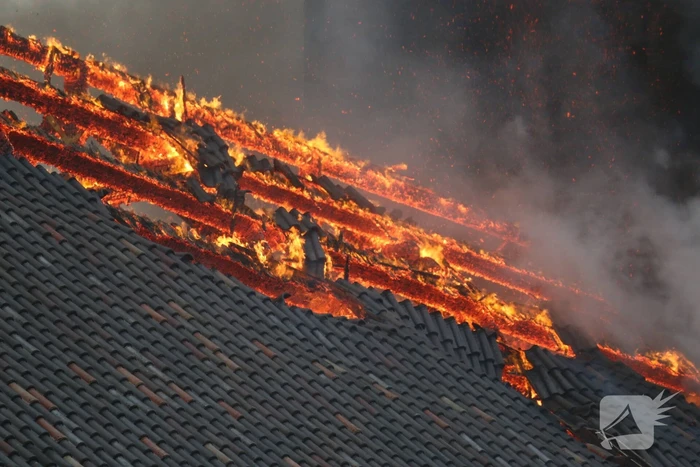 Dak van kerk vat vlam bij werkzaamheden