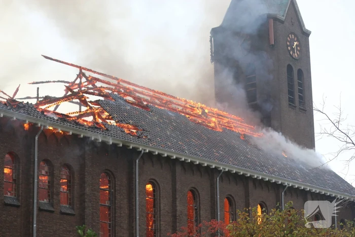 Dak van kerk vat vlam bij werkzaamheden