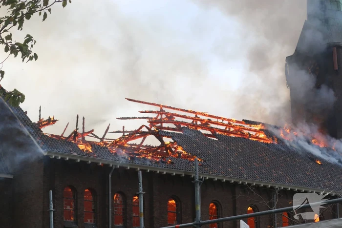 Dak van kerk vat vlam bij werkzaamheden