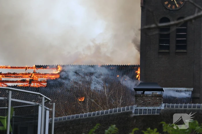 Dak van kerk vat vlam bij werkzaamheden