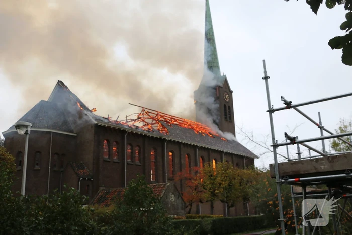 Dak van kerk vat vlam bij werkzaamheden