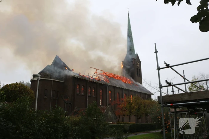 Dak van kerk vat vlam bij werkzaamheden