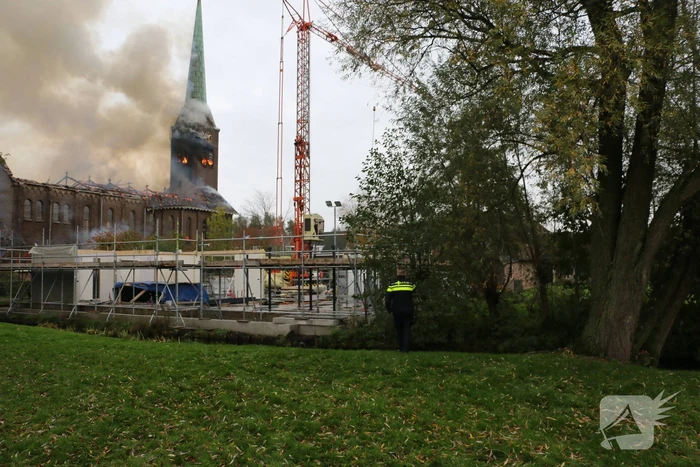 Dak van kerk vat vlam bij werkzaamheden
