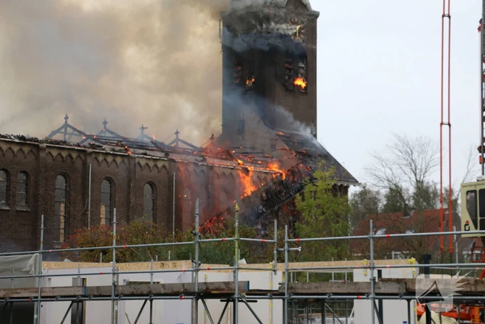 Dak van kerk vat vlam bij werkzaamheden