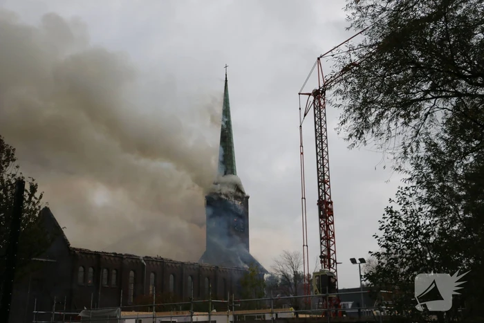 Dak van kerk vat vlam bij werkzaamheden