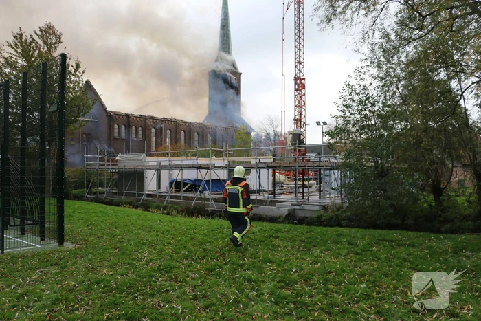 Dak van kerk vat vlam bij werkzaamheden