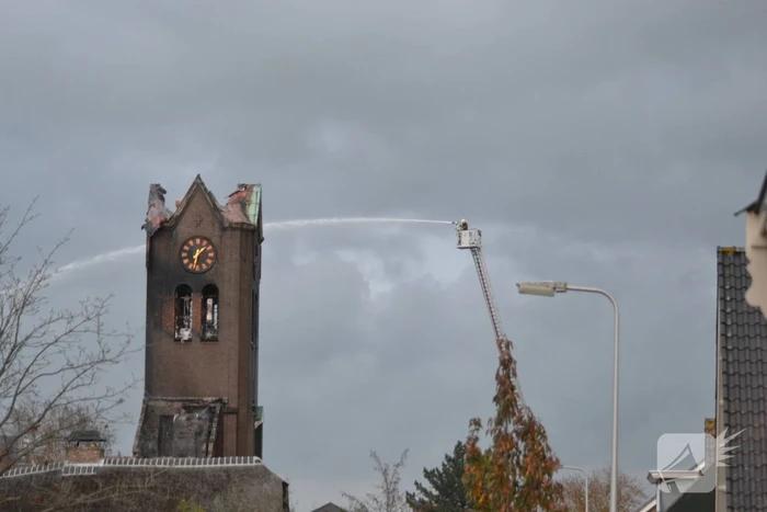 Dak van kerk vat vlam bij werkzaamheden