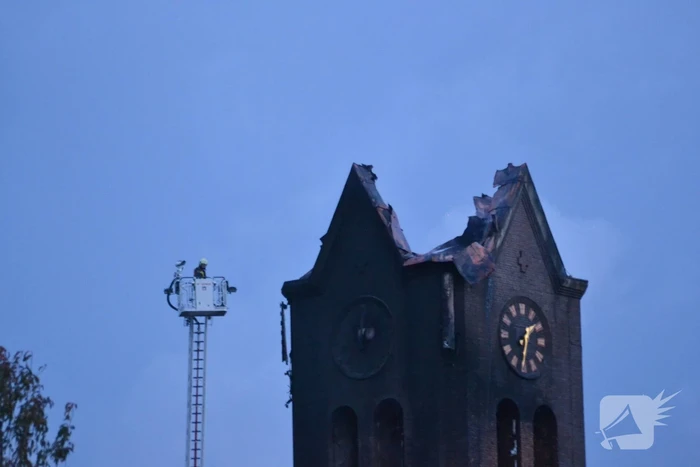 Dak van kerk vat vlam bij werkzaamheden