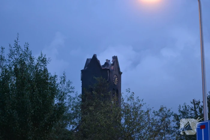 Dak van kerk vat vlam bij werkzaamheden