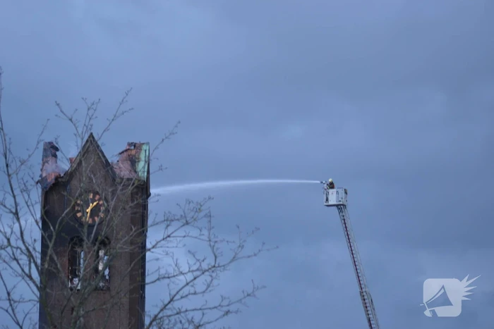 Dak van kerk vat vlam bij werkzaamheden