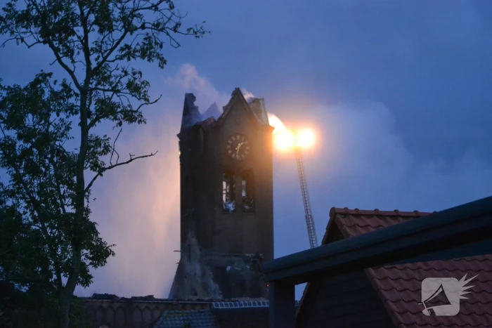 Dak van kerk vat vlam bij werkzaamheden