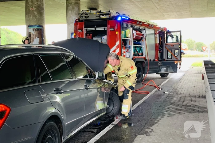 Auto vliegt in brand tijdens rijden
