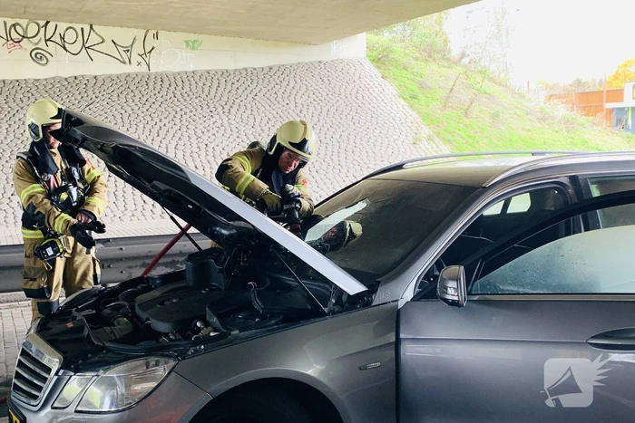 Auto vliegt in brand tijdens rijden