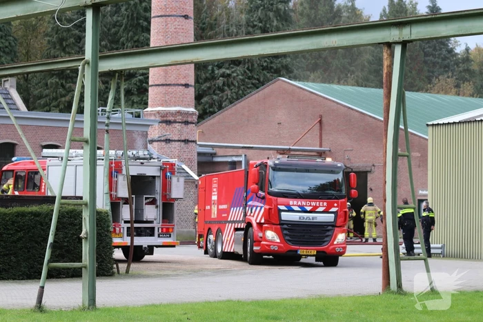 Veel rook bij flinke brand in houtbedrijf