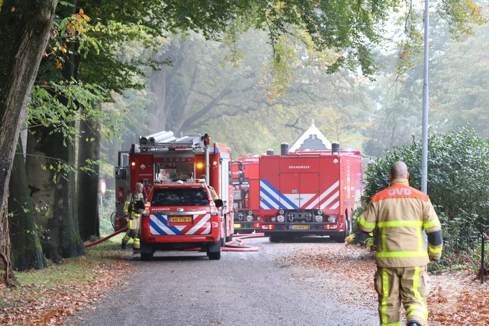 Veel rook bij flinke brand in houtbedrijf