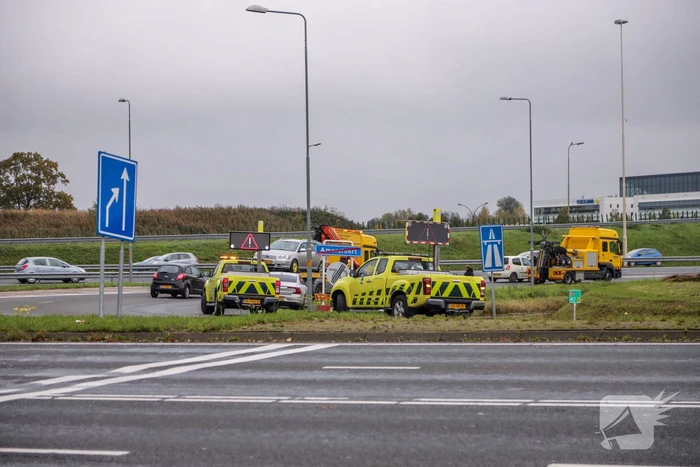 Drie auto's botsen op oprit snelweg