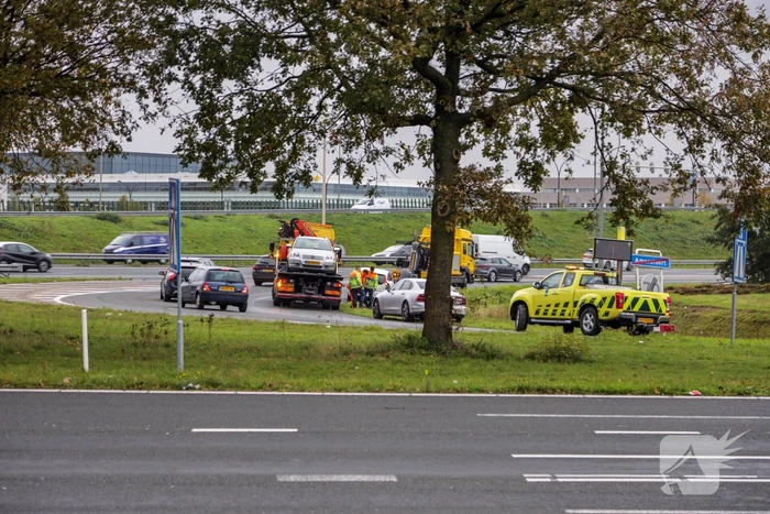 Drie auto's botsen op oprit snelweg