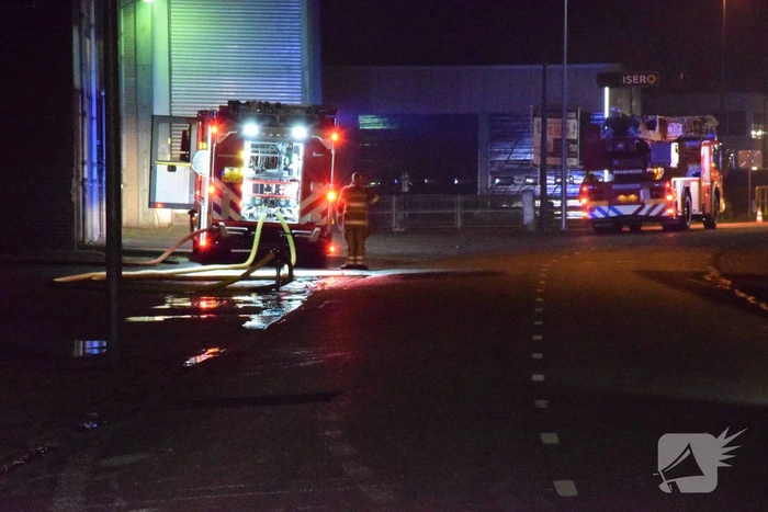 Flinke rookontwikkeling bij zeer grote brand in veevoederfabriek